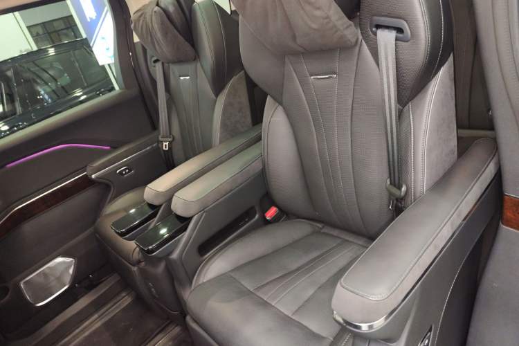 Used Hongqi HQ9 PHEV 2024 2.0T Four-Wheel Drive Luxury Edition Left Rear Seat