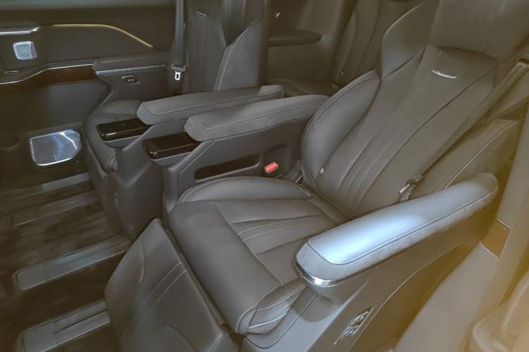 Used Hongqi HQ9 PHEV 2024 2.0T Four-Wheel Drive Luxury Edition Left Rear Seat