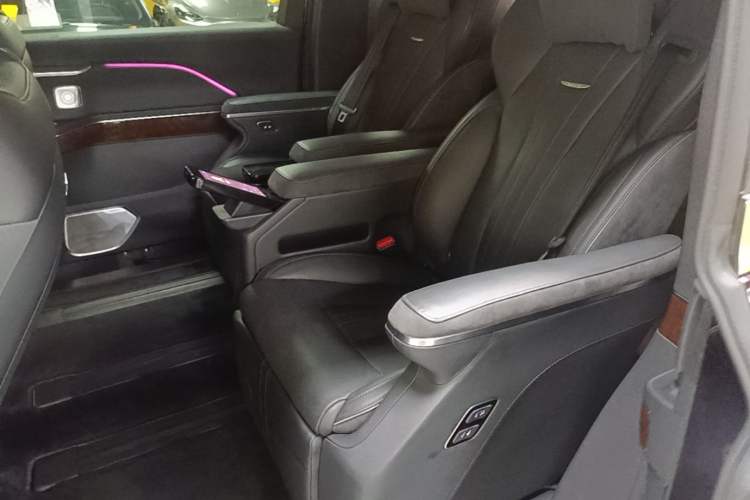 Used Hongqi HQ9 PHEV 2024 2.0T Four-Wheel Drive Luxury Edition Left Rear Seat
