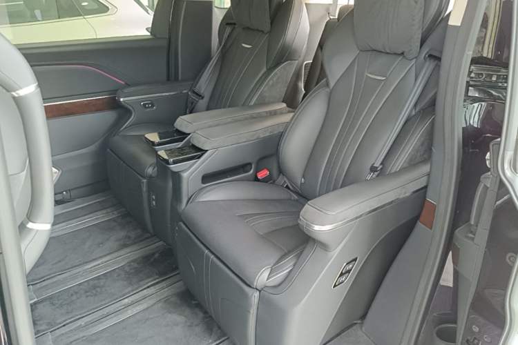 Used Hongqi HQ9 PHEV 2024 2.0T Four-Wheel Drive Luxury Edition Left Rear Seat