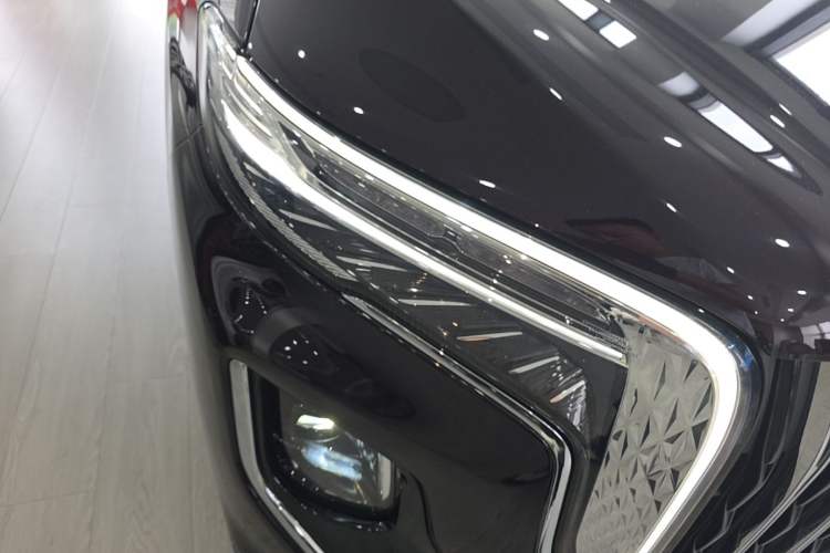 Used Hongqi HQ9 PHEV 2024 2.0T Four-Wheel Drive Luxury Edition Right Front Headlight