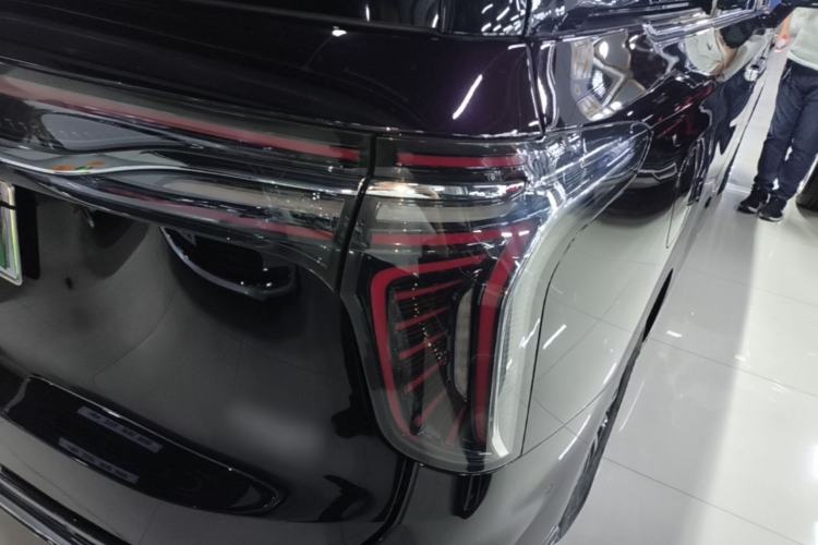 Used Hongqi HQ9 PHEV 2024 2.0T Four-Wheel Drive Luxury Edition Right Rear Taillight