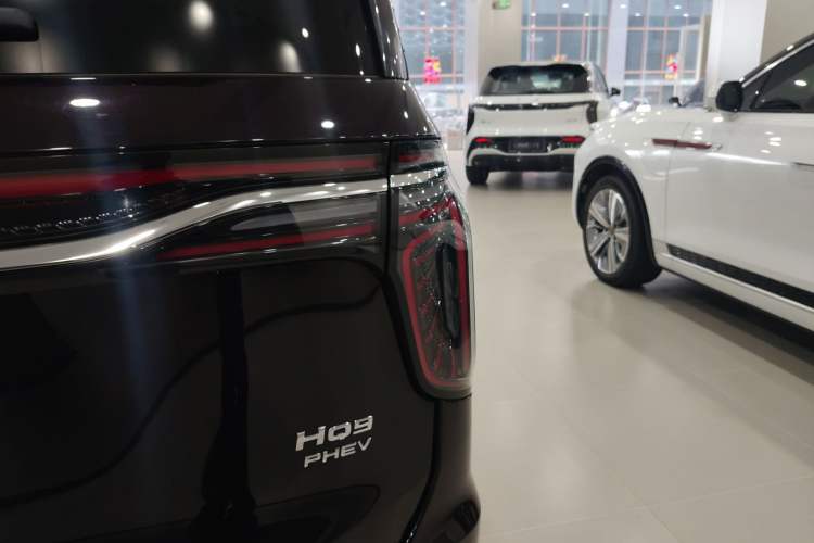 Used Hongqi HQ9 PHEV 2024 2.0T Four-Wheel Drive Luxury Edition Right Rear Taillight