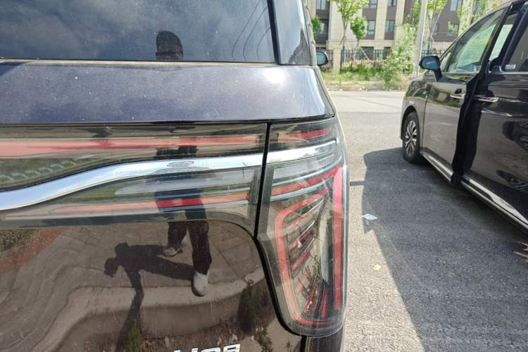 Used Hongqi HQ9 PHEV 2024 2.0T Four-Wheel Drive Business Edition Right Rear Taillight