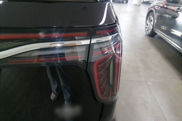 Used Hongqi HQ9 PHEV 2024 2.0T Four-Wheel Drive Luxury Edition Right Rear Taillight