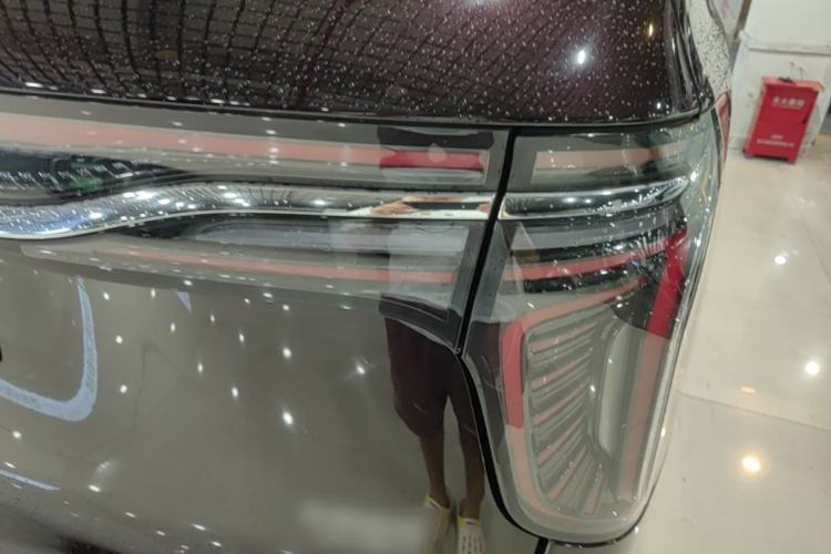 Used Hongqi HQ9 PHEV 2024 2.0T Four-Wheel Drive Luxury Edition Right Rear Taillight