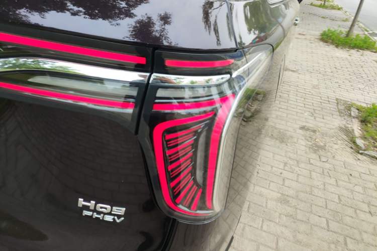 Used Hongqi HQ9 PHEV 2024 2.0T Four-Wheel Drive Luxury Edition Right Rear Taillight