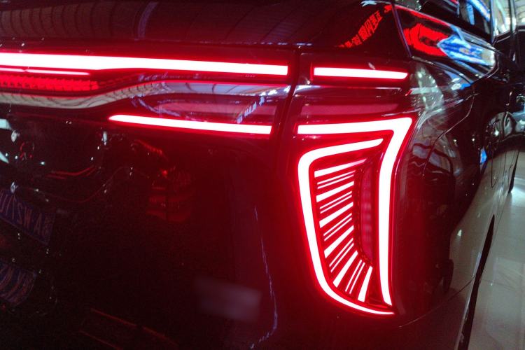 Used Hongqi HQ9 PHEV 2024 2.0T Four-Wheel Drive Luxury Edition Right Rear Taillight