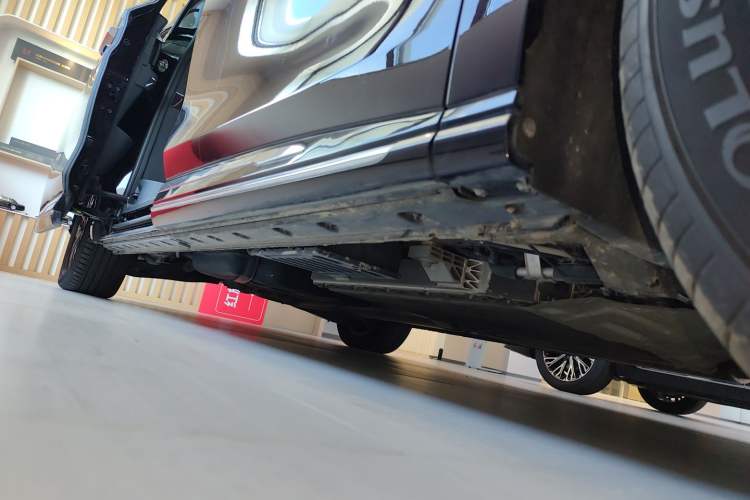 Used Hongqi HQ9 PHEV 2024 2.0T Four-Wheel Drive Luxury Edition Right Side Sill