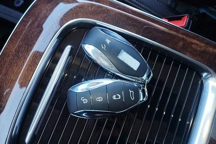 Used Hongqi HQ9 PHEV 2024 2.0T Four-Wheel Drive Luxury Edition Vehicle Key