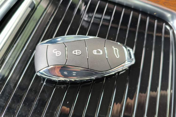 Used Hongqi HQ9 PHEV 2024 2.0T Four-Wheel Drive Luxury Edition Vehicle Key