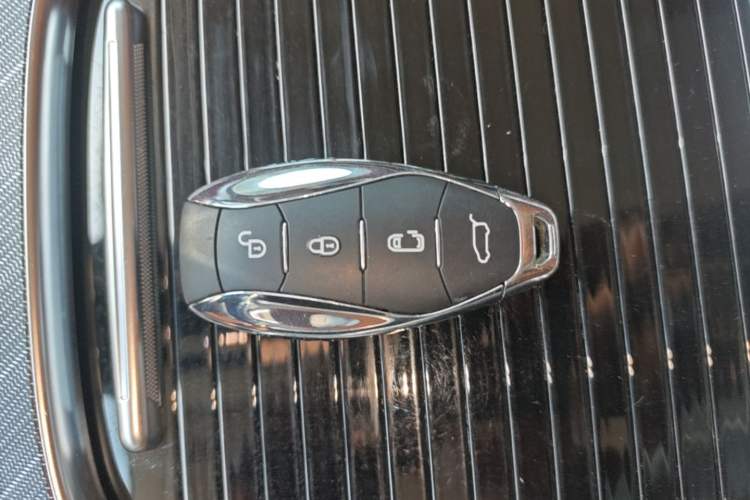 Used Hongqi HQ9 PHEV 2024 2.0T Four-Wheel Drive Business Edition Vehicle Key