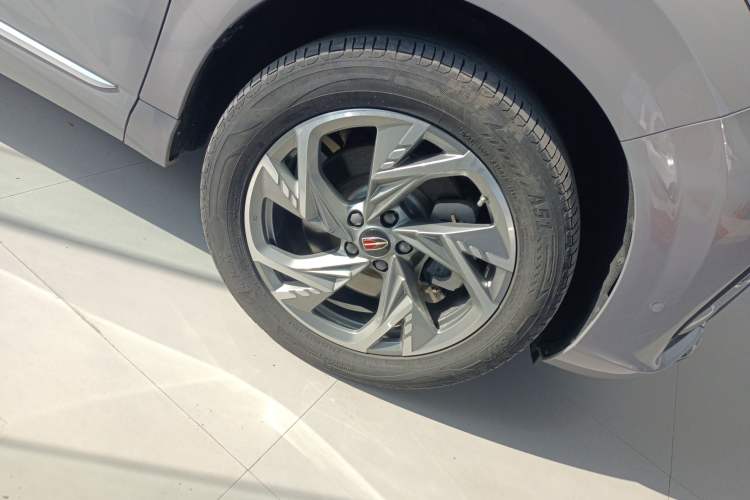 Used Hongqi HS3 2023 2.0T All-Wheel-Drive Youwei Version Right Front Wheel Hub