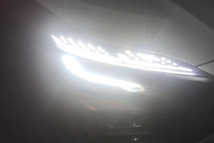 Used Hongqi HS3 2023 1.5T Two-Wheel Drive Shanwei Edition Right Front Headlight