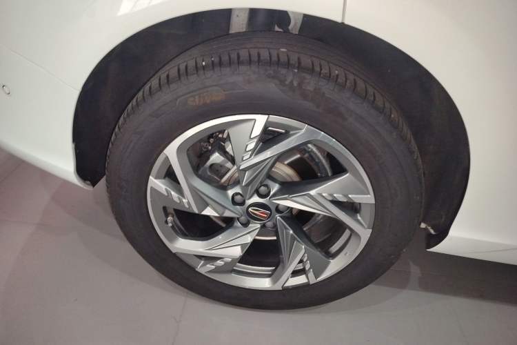 Used Hongqi HS3 2023 2.0T All-Wheel-Drive Youwei Version Right Rear Wheel Hub