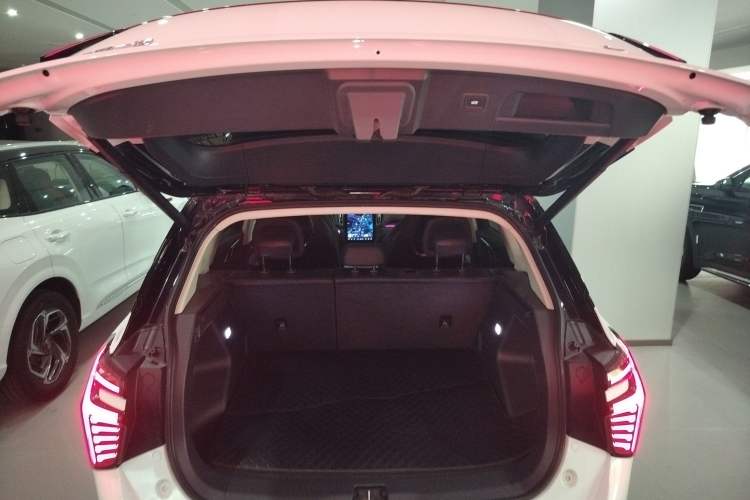 Used Hongqi HS3 2023 2.0T All-Wheel-Drive Youwei Version Trunk
