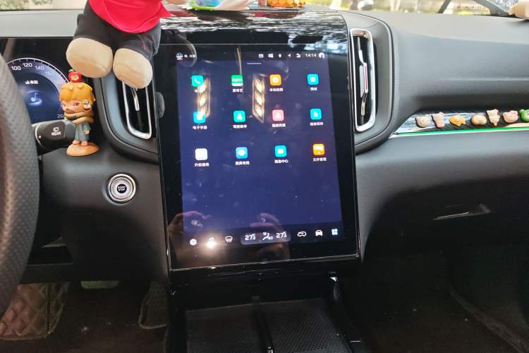 Used Hongqi HS3 2023 1.5T Two-Wheel Drive Shanwei Edition Audio And AC Panel