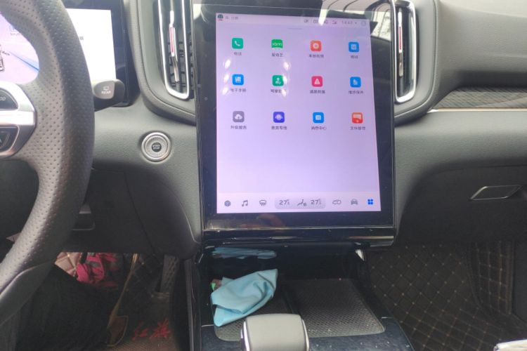Used Hongqi HS3 2023 1.5T Two-Wheel Drive Shanwei Edition Audio And AC Panel