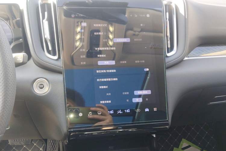 Used Hongqi HS3 2023 1.5T Two-Wheel Drive Shanwei Edition Audio And AC Panel