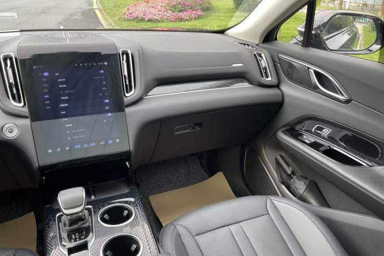 Used Hongqi HS3 2023 2.0T Two-Wheel Drive Available Version Audio And AC Panel