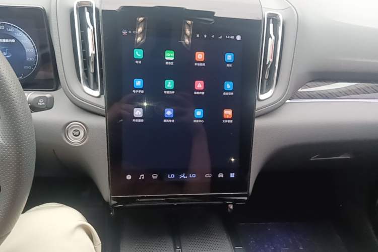 Used Hongqi HS3 2023 1.5T Two-Wheel Drive Shanwei Edition Audio And AC Panel