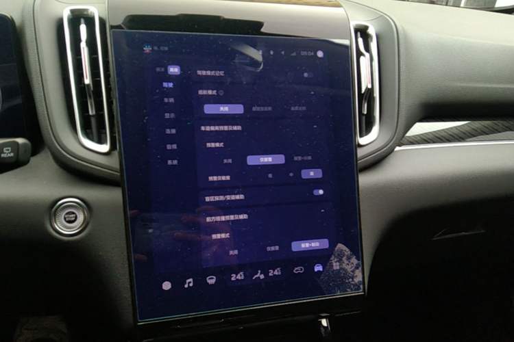 Used Hongqi HS3 2023 1.5T Two-Wheel Drive Shanwei Edition Audio And AC Panel