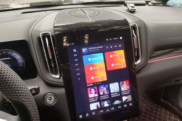 Used Hongqi HS3 2023 2.0T Two-Wheel Drive Available Version Audio And AC Panel
