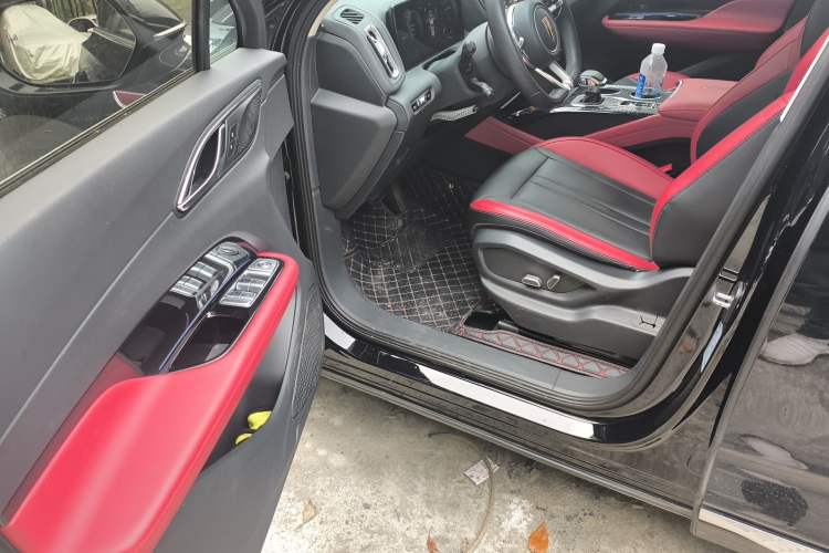 Used Hongqi HS3 2023 1.5T Two-Wheel Drive Shanwei Edition HEV Driver Seat