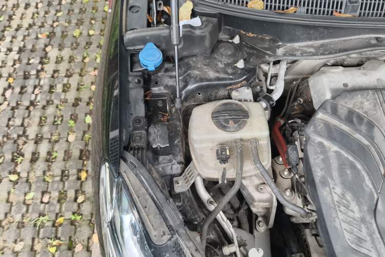 Used Hongqi HS3 2023 2.0T Two-Wheel Drive Available Version Engine Bay Right