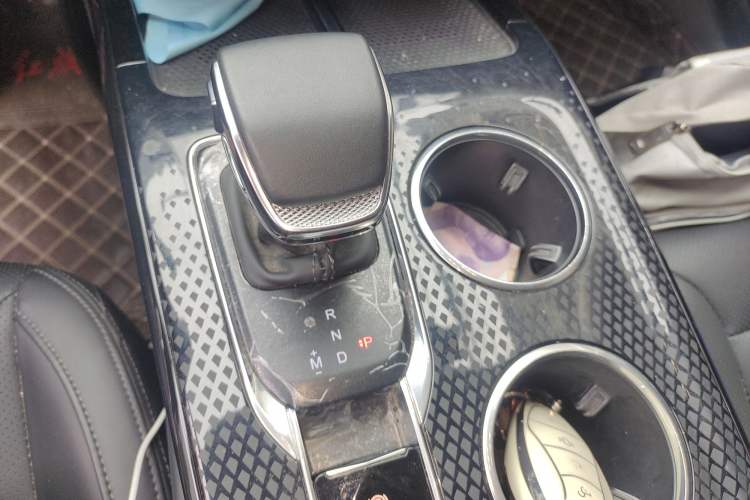 Used Hongqi HS3 2023 1.5T Two-Wheel Drive Shanwei Edition Gear Lever