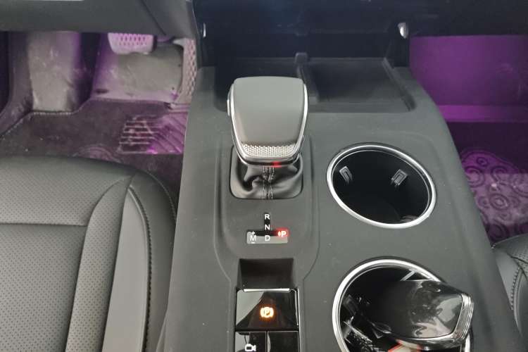 Used Hongqi HS3 2023 1.5T Two-Wheel Drive Shanwei Edition Gear Lever