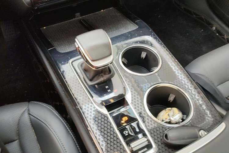 Used Hongqi HS3 2023 1.5T Two-Wheel Drive Shanwei Edition Gear Lever