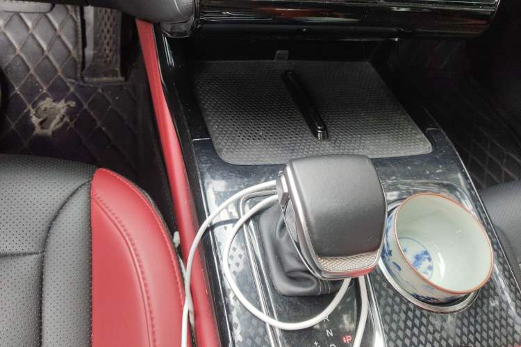 Used Hongqi HS3 2023 1.5T Two-Wheel Drive Shanwei Edition Gear Lever