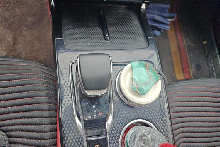 Used Hongqi HS3 2023 1.5T Two-Wheel Drive Shanwei Edition Gear Lever