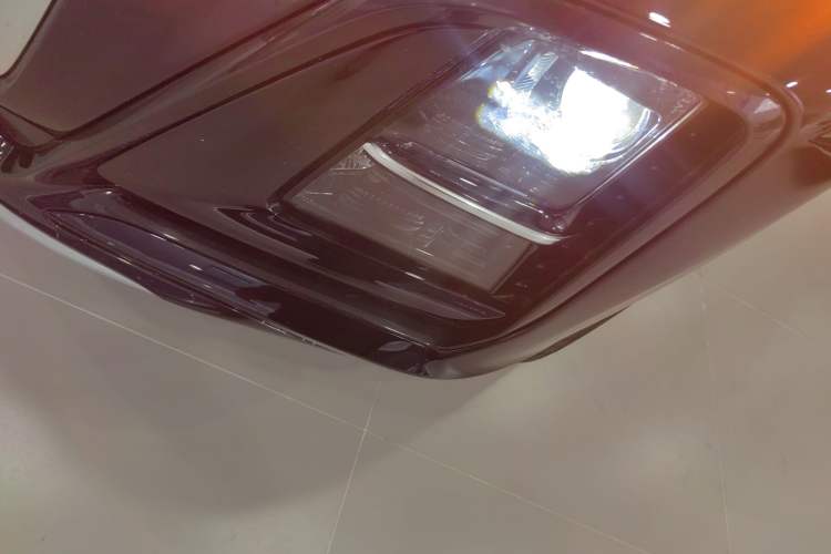 Used Hongqi HS3 2023 1.5T Two-Wheel Drive Shanwei Edition Left Front Headlight