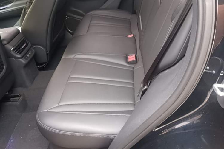 Used Hongqi HS3 2023 1.5T Two-Wheel Drive Shanwei Edition Left Rear Seat