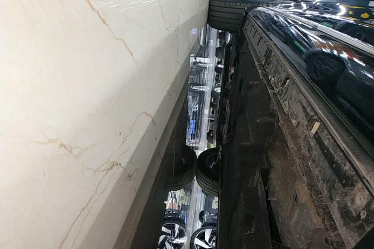 Used Hongqi HS3 2023 1.5T Two-Wheel Drive Shanwei Edition Left Side Sill