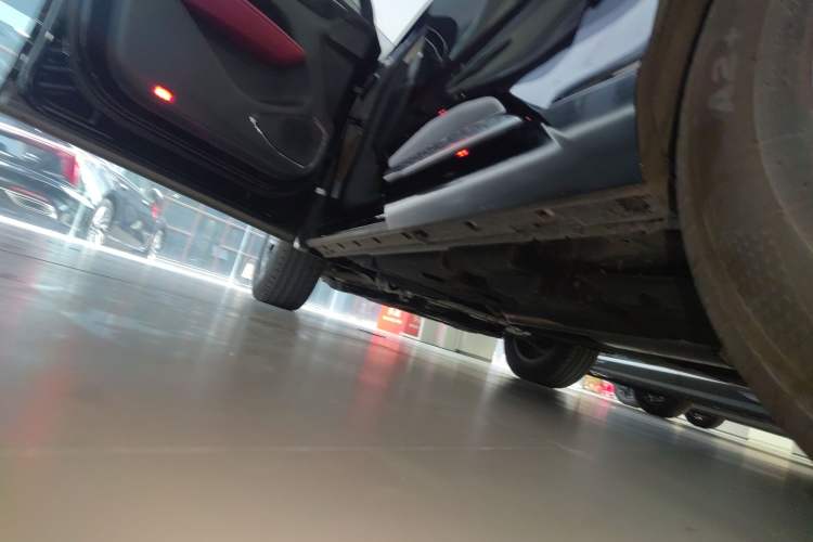 Used Hongqi HS3 2023 1.5T Two-Wheel Drive Shanwei Edition Left Side Sill