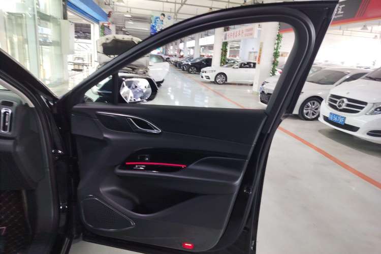 Used Hongqi HS3 2023 1.5T Two-Wheel Drive Shanwei Edition Right Front Door Interior
