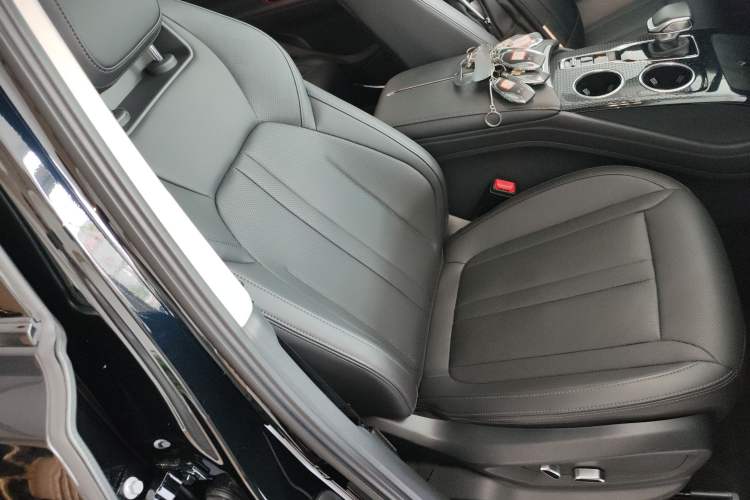 Used Hongqi HS3 2023 1.5T Two-Wheel Drive Shanwei Edition HEV Right Front Seat