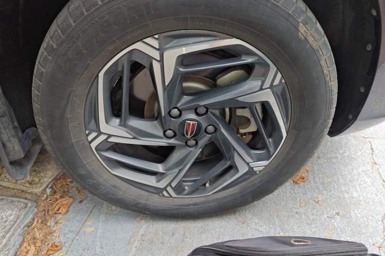 Used Hongqi HS3 2023 1.5T Two-Wheel Drive Shanwei Edition Right Front Wheel Hub
