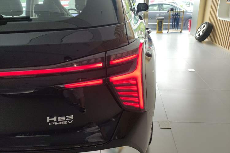 Used Hongqi HS3 2023 1.5T Two-Wheel Drive Shanwei Edition HEV Right Rear Taillight
