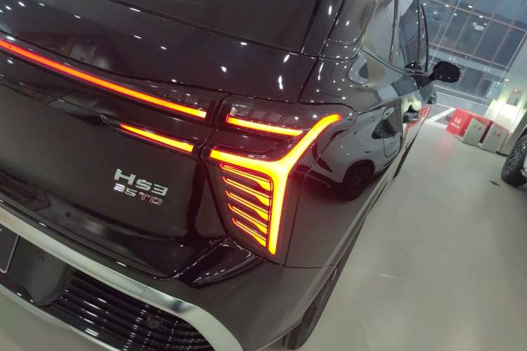 Used Hongqi HS3 2023 1.5T Two-Wheel Drive Shanwei Edition Right Rear Taillight