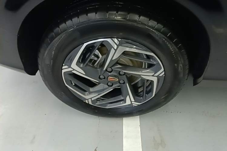 Used Hongqi HS3 2023 1.5T Two-Wheel Drive Shanwei Edition Right Rear Wheel Hub