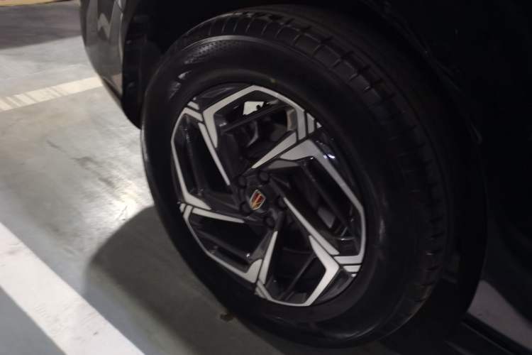 Used Hongqi HS3 2023 1.5T Two-Wheel Drive Shanwei Edition Right Rear Wheel Hub