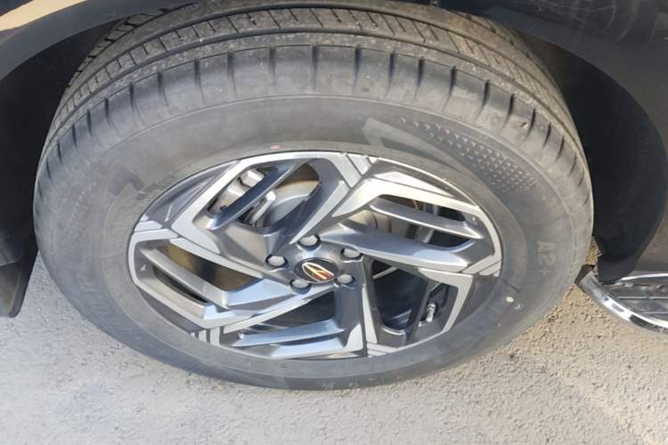 Used Hongqi HS3 2023 1.5T Two-Wheel Drive Shanwei Edition Right Rear Wheel Hub