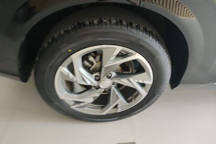 Used Hongqi HS3 2023 1.5T Two-Wheel Drive Shanwei Edition HEV Right Rear Wheel Hub