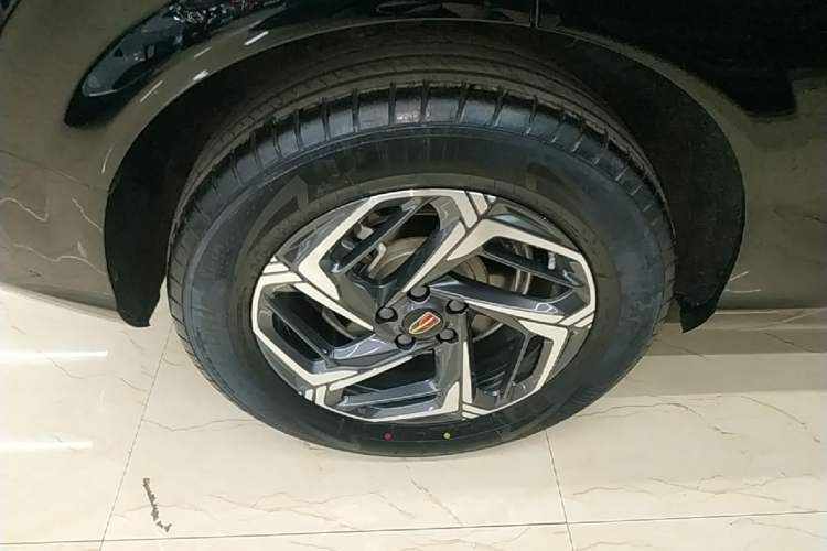 Used Hongqi HS3 2023 1.5T Two-Wheel Drive Shanwei Edition Right Rear Wheel Hub