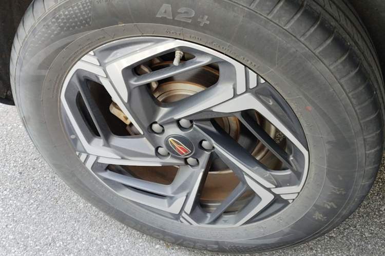 Used Hongqi HS3 2023 1.5T Two-Wheel Drive Shanwei Edition Right Rear Wheel Hub