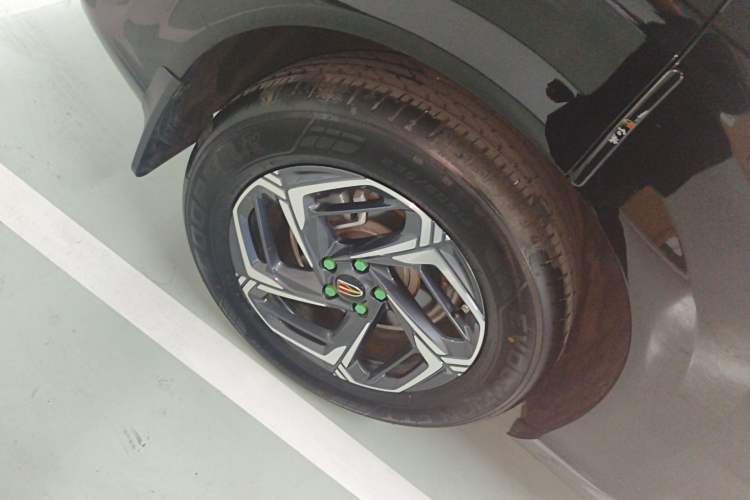 Used Hongqi HS3 2023 1.5T Two-Wheel Drive Shanwei Edition Right Rear Wheel Hub